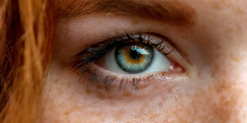 Outdoor athletes show better color detection in peripheral vision