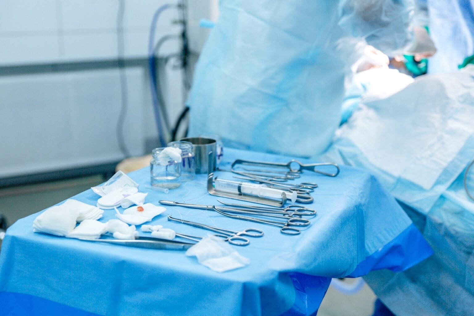 Dropped implants in the operating room: the hidden contamination threat Dropped implants in the operating room: the hidden contamination threat