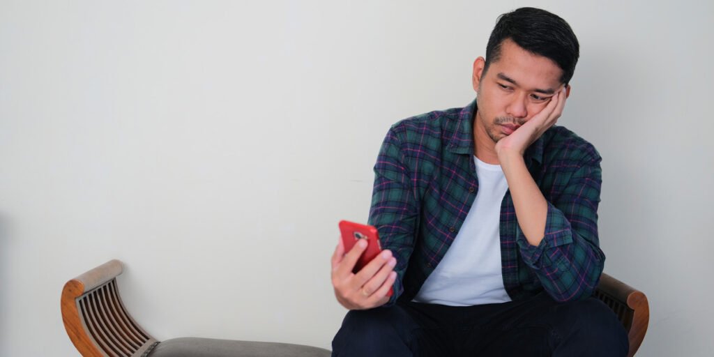 Limiting social media to one hour a day reduces feelings of isolation in those suffering.