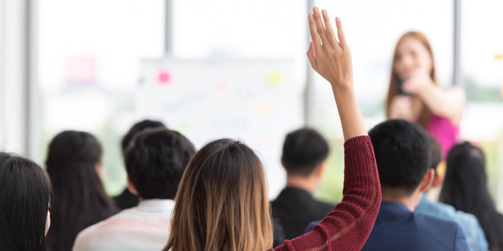 Asking complex questions improves scores on creative projects but hurts performance on multiple-choice exams Asking complex questions improves scores on creative projects but hurts performance on multiple-choice exams