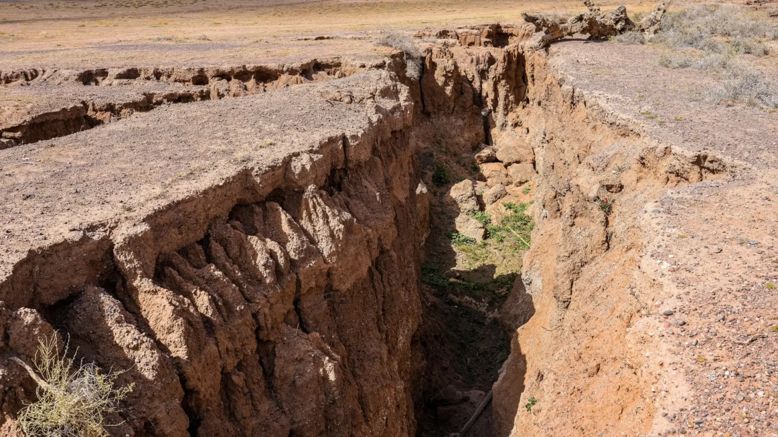 Watch the Earth break apart in real time: Incredible video captures a 2.5 meter fault slip in seconds Watch the Earth break apart in real time: Incredible video captures a 2.5 meter fault slip in seconds