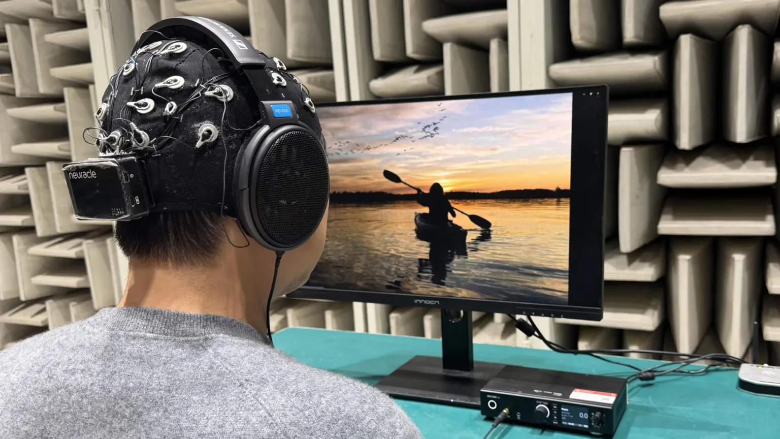 Closing your eyes to hear better may be a big mistake. Closing your eyes to hear better may be a big mistake.