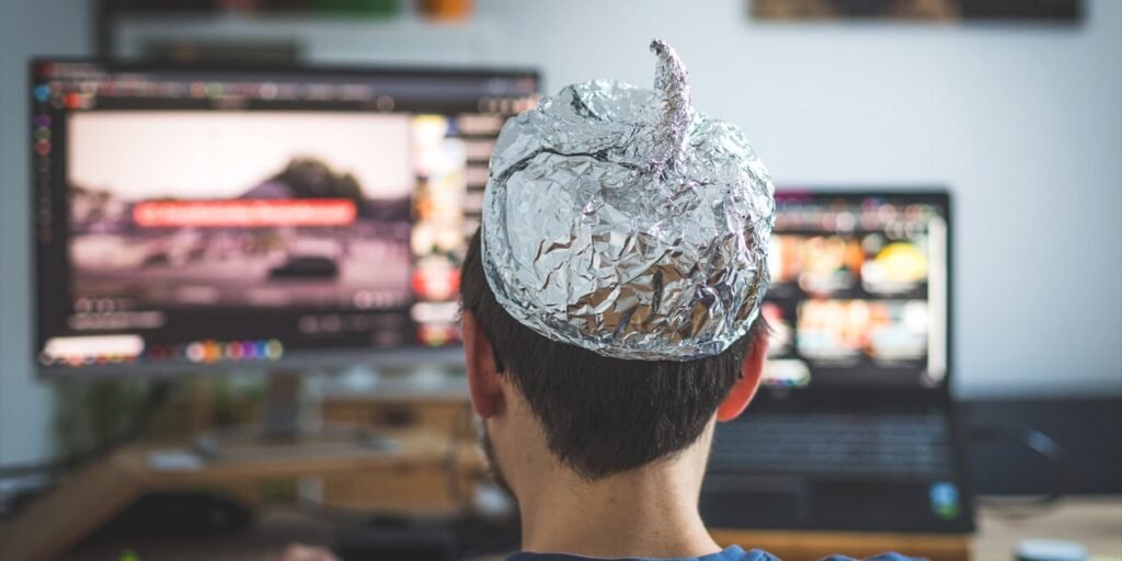 New study reveals how political bias conditions the impact of conspiracy theories