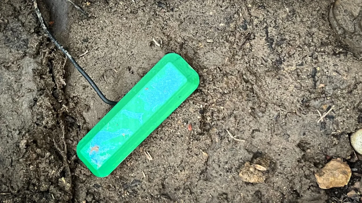 Scientists develop earth-powered fuel cells to replace batteries