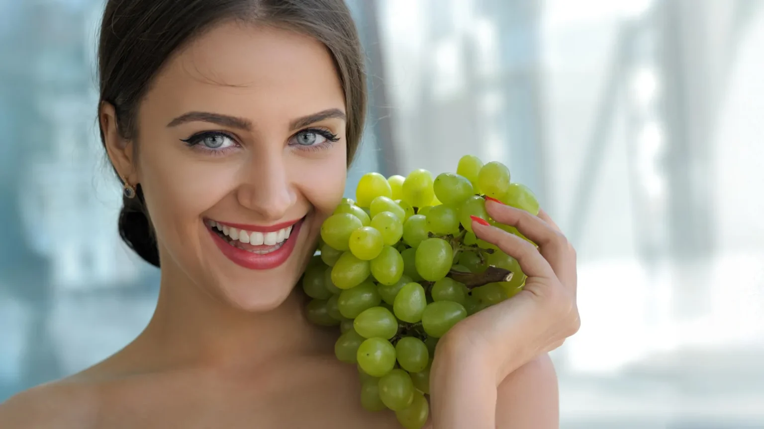 Eating grapes every day may remove powerful skin protection
