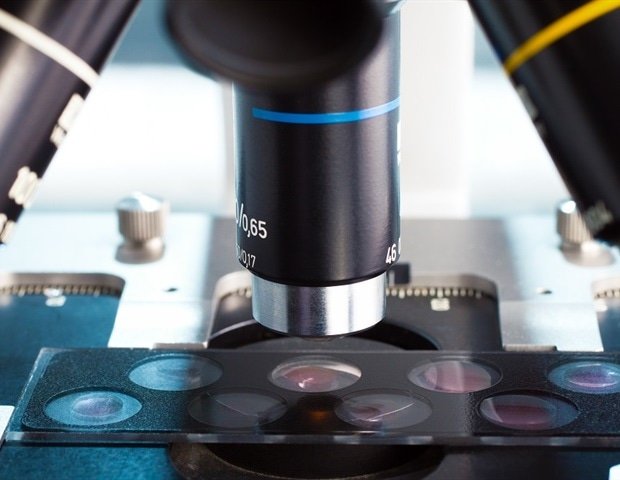 KIT researchers develop non-contact laser technology to rotate microscopic samples