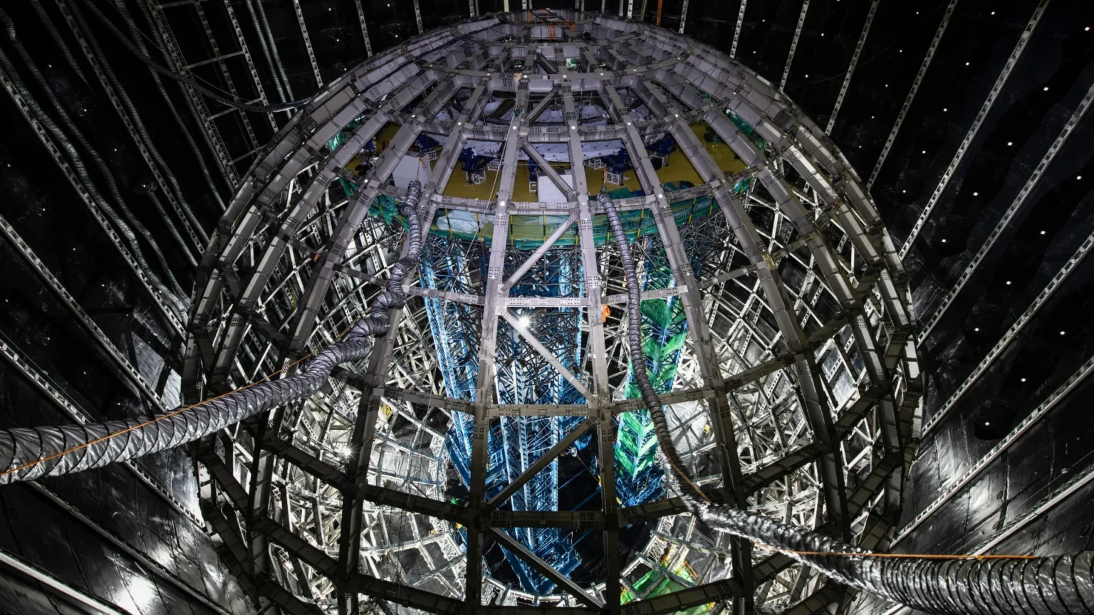 Giant underground neutrino detector brings scientists closer to solving neutrino puzzle Giant underground neutrino detector brings scientists closer to solving neutrino puzzle