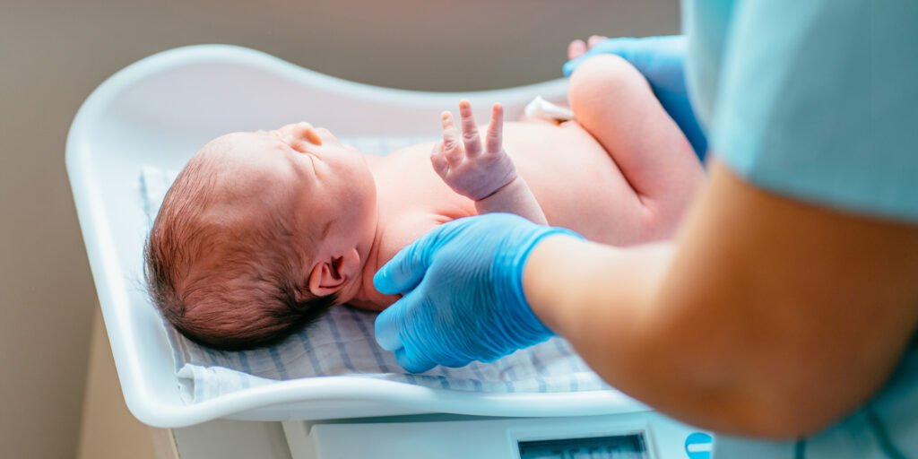 Differences in birth weight between twins predict later intelligence test scores