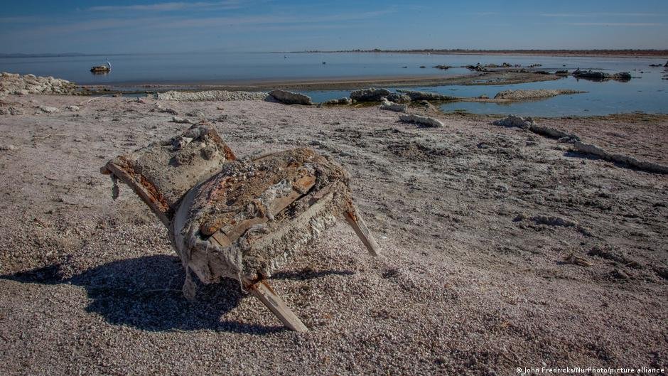California’s largest lake turns to dust California’s largest lake turns to dust