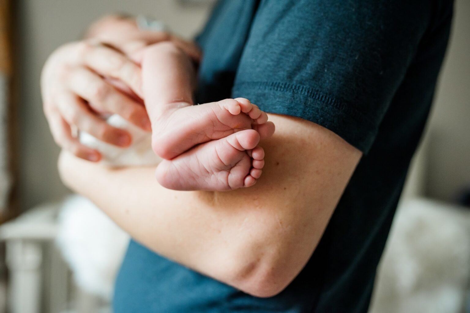 Early skin-to-skin contact helps calm newborns, but does not lower bilirubin