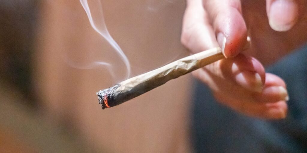 Vulnerability of bipolar disorder and its association with cannabis habit in college Vulnerability of bipolar disorder and its association with cannabis habit in college