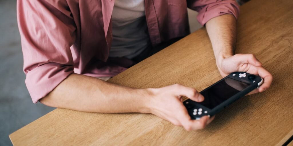 Compulsive gamers and gamblers share similar characteristics but have different emotional triggers Compulsive gamers and gamblers share similar characteristics but have different emotional triggers