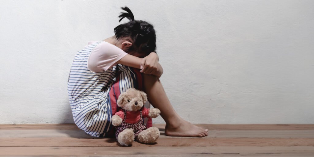 Age at which childhood abuse occurs is associated with distinct brain activity in adulthood Age at which childhood abuse occurs is associated with distinct brain activity in adulthood
