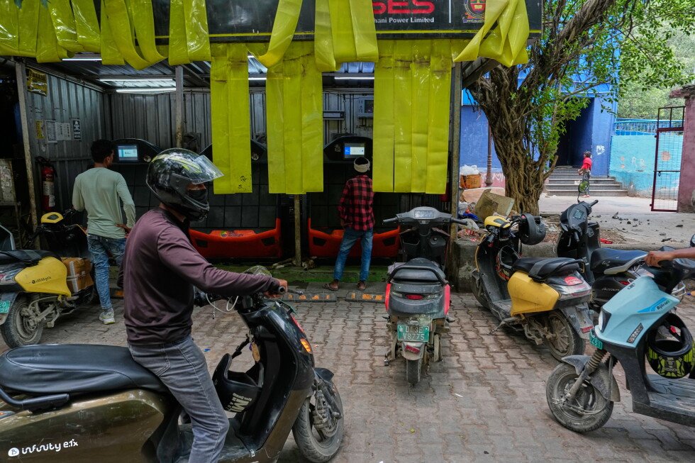 Delhi plans to phase out petrol cars and make a significant transition to electric vehicles Delhi plans to phase out petrol cars and make a significant transition to electric vehicles